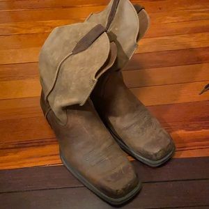 Men’s size 10 Ariat boots.
